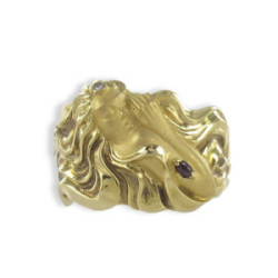 WOMAN WIDE GOLD RING WITH MANE